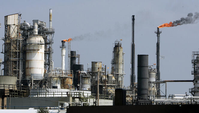 Una refinería de petróleo donde se practica la quema de gas, el 22 de septiembre de 2005 en la Bahía de Galveston, en la ciudad de Texas (Texas).