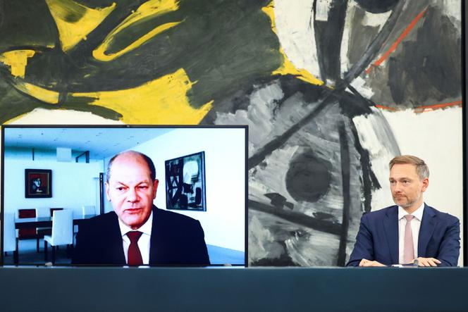 El canciller alemán Olaf Scholz (en la pantalla) y el ministro de Finanzas, Christian Lindner, asisten a una conferencia de prensa sobre el escudo arancelario en la Cancillería de Berlín el 29 de septiembre de 2022.