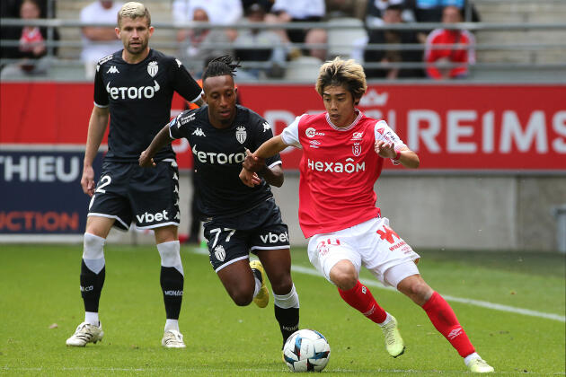 Junya Ito (in red), here on September 18 against Monaco, has been the delight of the Stade de Reims attack since the start of the 2022-2023 Ligue 1 season.