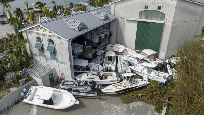 Des bateaux empilés au port Sanibel Marina Motel après le passage de l’ouragan Ian, jeudi 29 septembre 2022, à Fort Myers, en Floride.