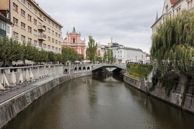 Vue de la rivière Ljubljanica et de la vieille ville de Ljubljana, Slovénie, le 26 septembre 2022.