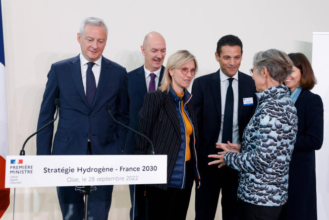Elisabeth Borne, première ministre, accompagnée des ministres Bruno Le Maire, Agnes Pannier-Runacher, Roland Lescure et Laurence Boone et de Laurent Favre, PDG de Plastic Omnium, à Venette (Oise), le 28 septembre 2022.