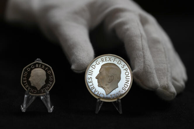 Presentación a la prensa, el 29 de septiembre de 2022, en Londres, de las futuras monedas británicas: a la izquierda la de 50 peniques, y a la derecha la conmemorativa de 5 libras, que serán de las primeras en mostrar el retrato de el nuevo rey, Carlos III.