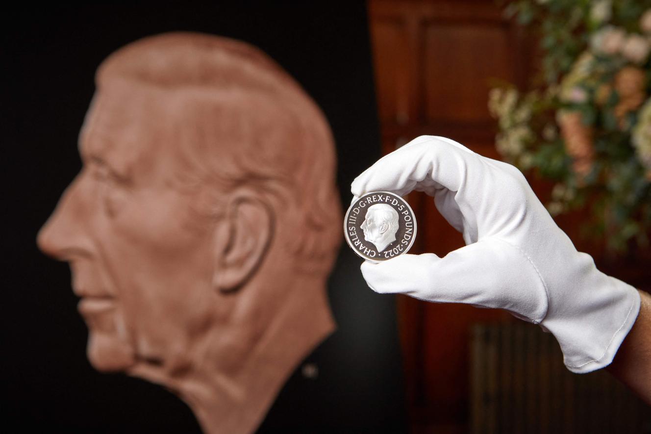 Le nouveau portrait du roi Charles III créé par le sculpteur britannique Martin Jennings, lors d’une présentation à Londres, le 29 septembre 2022.