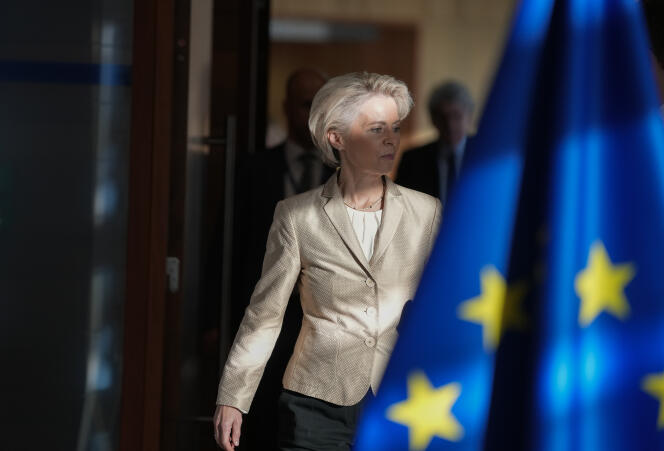 La presidenta de la Comisión Europea, Ursula von der Leyen, llega a la reunión semanal del Colegio de Comisarios en la sede de la UE en Bruselas, el miércoles 28 de septiembre de 2022. 