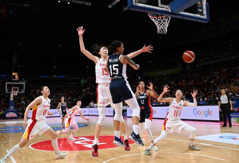 France's Gabby Williams (C) passes the ball as China's Han Xu (centre L) defends during the 2022 Women's Basketball World Cup quarter-final match between China and France at Sydneydome in Sydney on September 29, 2022. -- IMAGE RESTRICTED TO EDITORIAL USE - STRICTLY NO COMMERCIAL USE -- (Photo by WILLIAM WEST / AFP) / -- IMAGE RESTRICTED TO EDITORIAL USE - STRICTLY NO COMMERCIAL USE --
