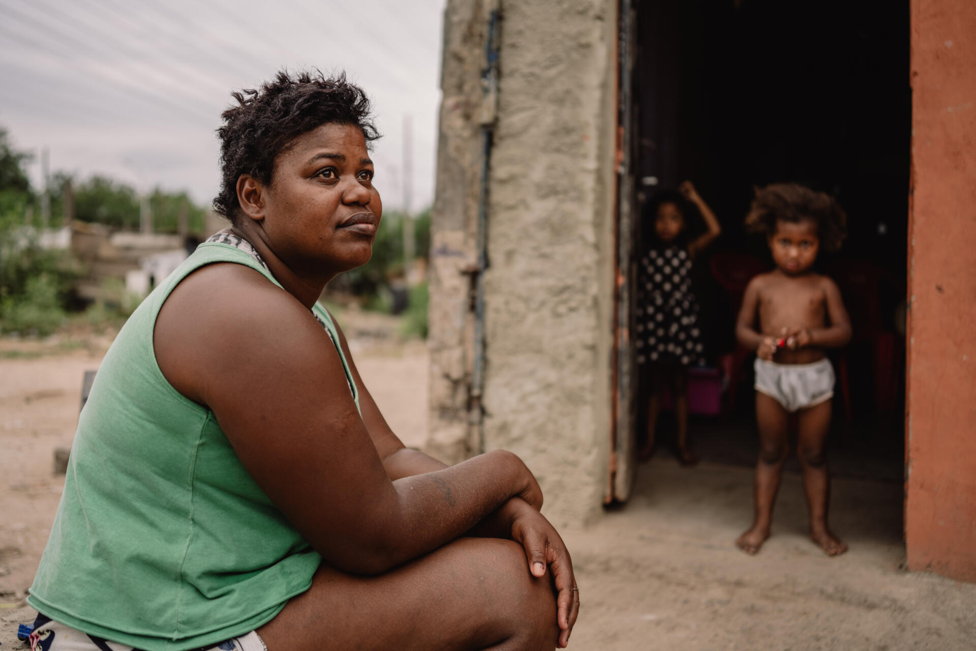 Janaina Ferreira, une habitante blessée par balle à la tête, devant sa maison, dans la communauté de Parque Analandia, à Caxias, dans la banlieue de Rio de Janeiro, le 26 septembre 2022.