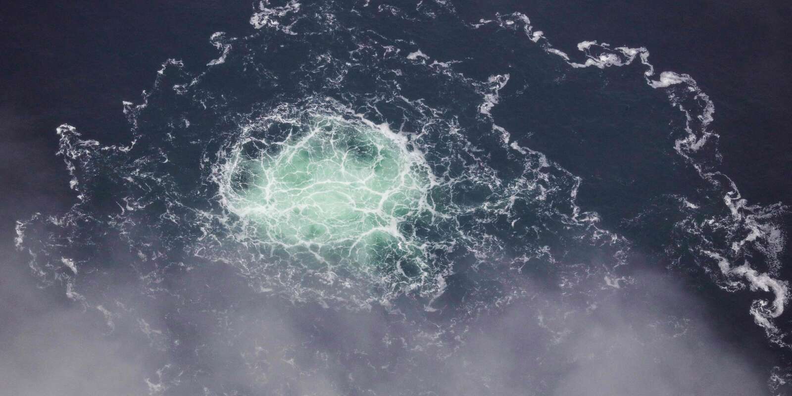 Cette photo prise le 28 septembre 2022 depuis un avion des garde-côtes suédois montre le rejet de gaz provenant d’une fuite sur le gazoduc Nord Stream 2.