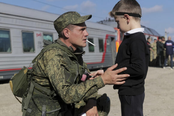 Une recrue russe parle à son fils avant de prendre le train à la gare de Proudboï, en Russie, le jeudi 29 septembre 2022.