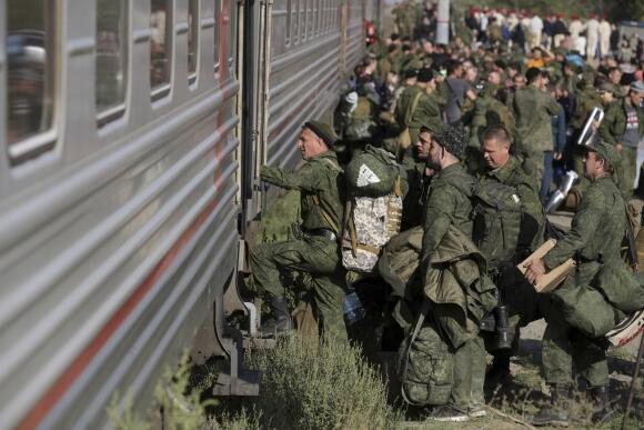 Des recrues russes prennent un train à la gare de Prudboi, en Russie, le jeudi 29 septembre 2022.