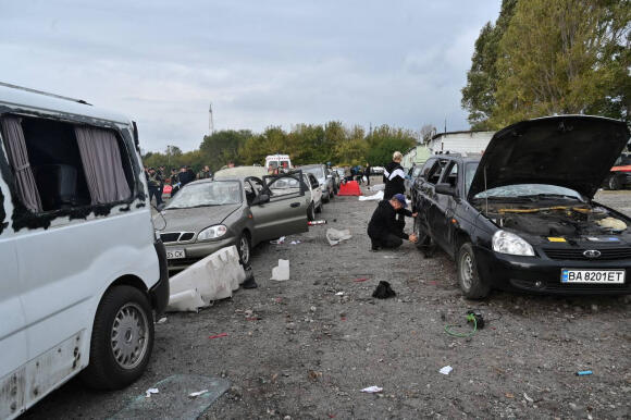 Des voitures détruites par un tir de missile, qui a touché un convoi de véhicules civils, à Zaporijia, le 30 septembre 2022.