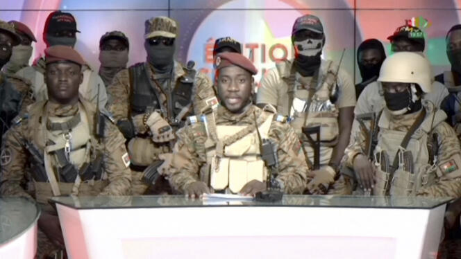 Cattura dello schermo da un video trasmesso dalla televisione di stato RTB che mostra il portavoce del colpo di stato, il capitano Kiswindida Farouk Azaria Surgo, che legge una dichiarazione, a Ouagadougou, 30 settembre 2022. 
