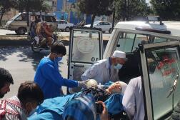 Des proches et du personnel médical font sortir une jeune fille blessée d’une ambulance devant un hôpital de Kaboul, le 30 septembre 2022.