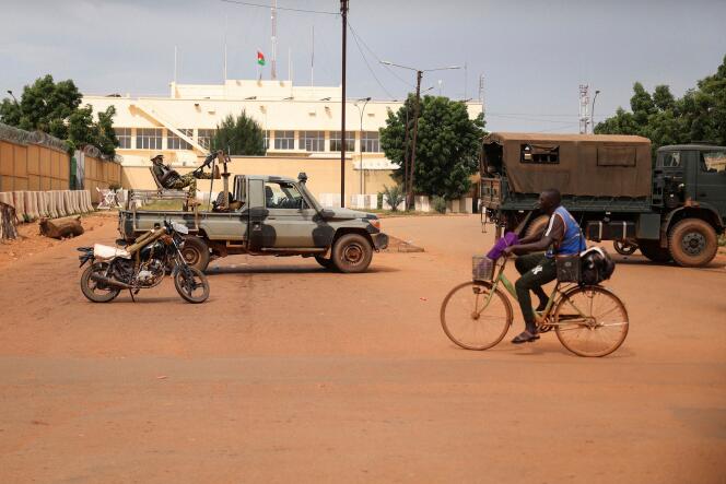 Des soldats burkinabés sont vus déployés à Ouagadougou, le 30 septembre 2022. 