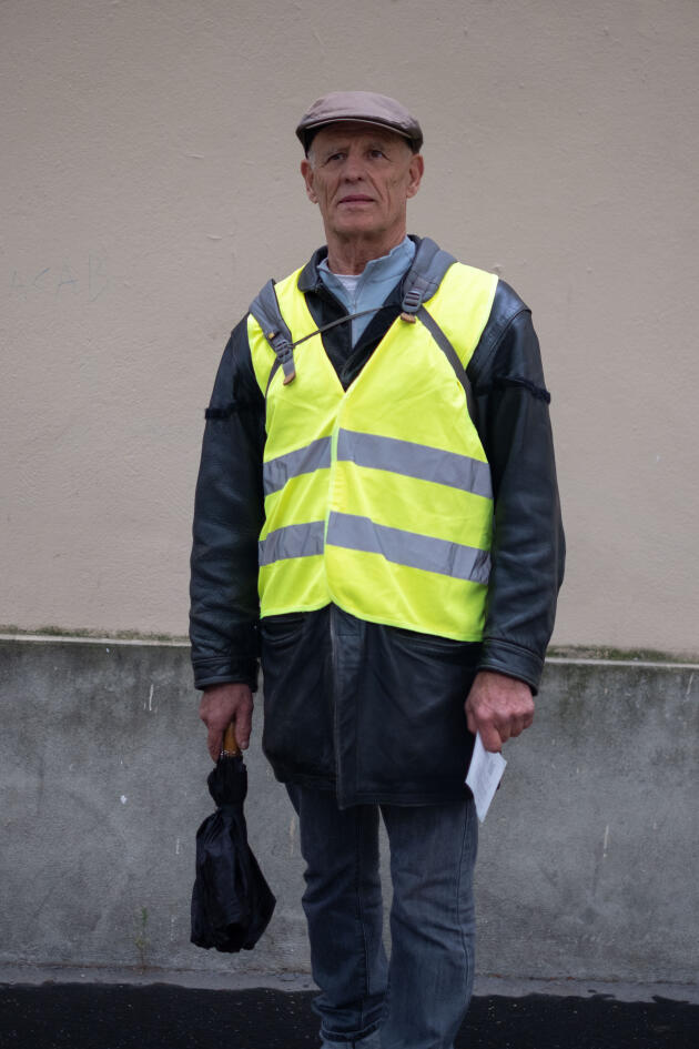 Roland, de 74 años, jubilado, durante la manifestación interprofesional por el poder adquisitivo, en París, el 29 de septiembre de 2022. “No soy un sindicato, soy un 'chaleco amarillo'.  Estoy aquí hoy contra Macron, quiero que muchos de nosotros molestemos a Macron.  » 