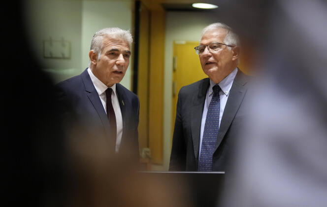 Yaïr Lapid, alors ministre des affaires étrangères, avec le chef de la diplomatie européenne, Josep Borrell, à Bruxelles, le 12 juillet 2021.