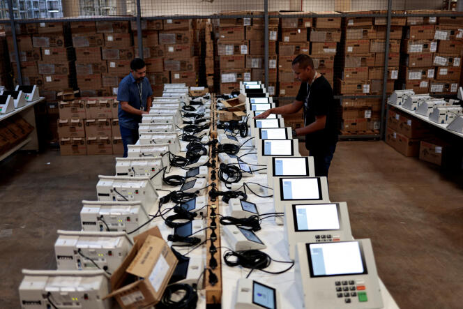 Des machines à voter électroniques sont préparées pour être utilisées lors du premier tour de l’élection présidentielle brésilienne, le 2 octobre. Au siège du Tribunal supérieur électoral, à Brasilia, le 22 août 2022. 