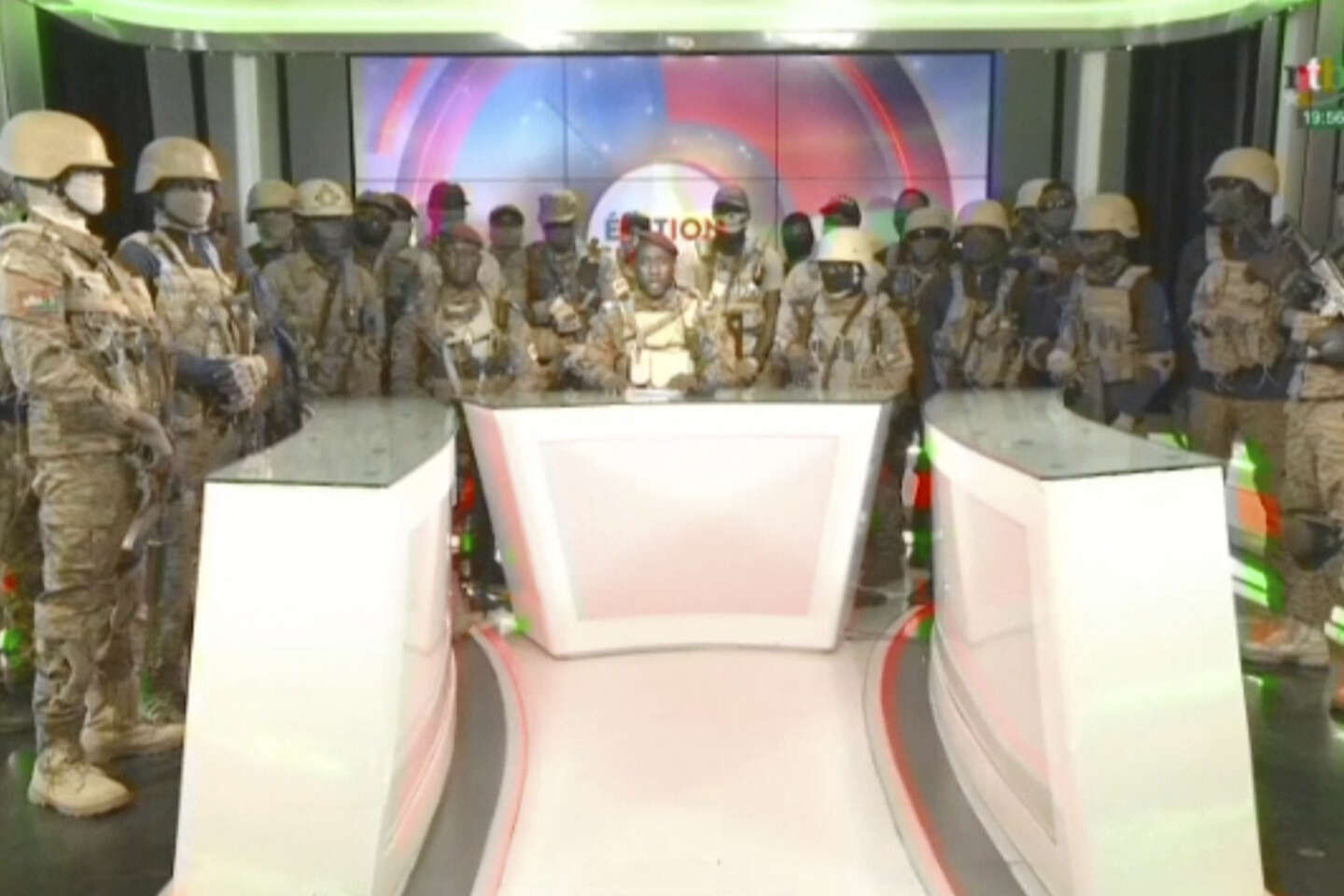 Il licenziamento del capo del consiglio militare dal suo incarico, l’annuncio dei soldati in tv