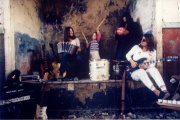 Le groupe Neu !, Michael Rother (à l’accordéon), Klaus Dinger (à la guitare) et des amis, à New York, en 1972.