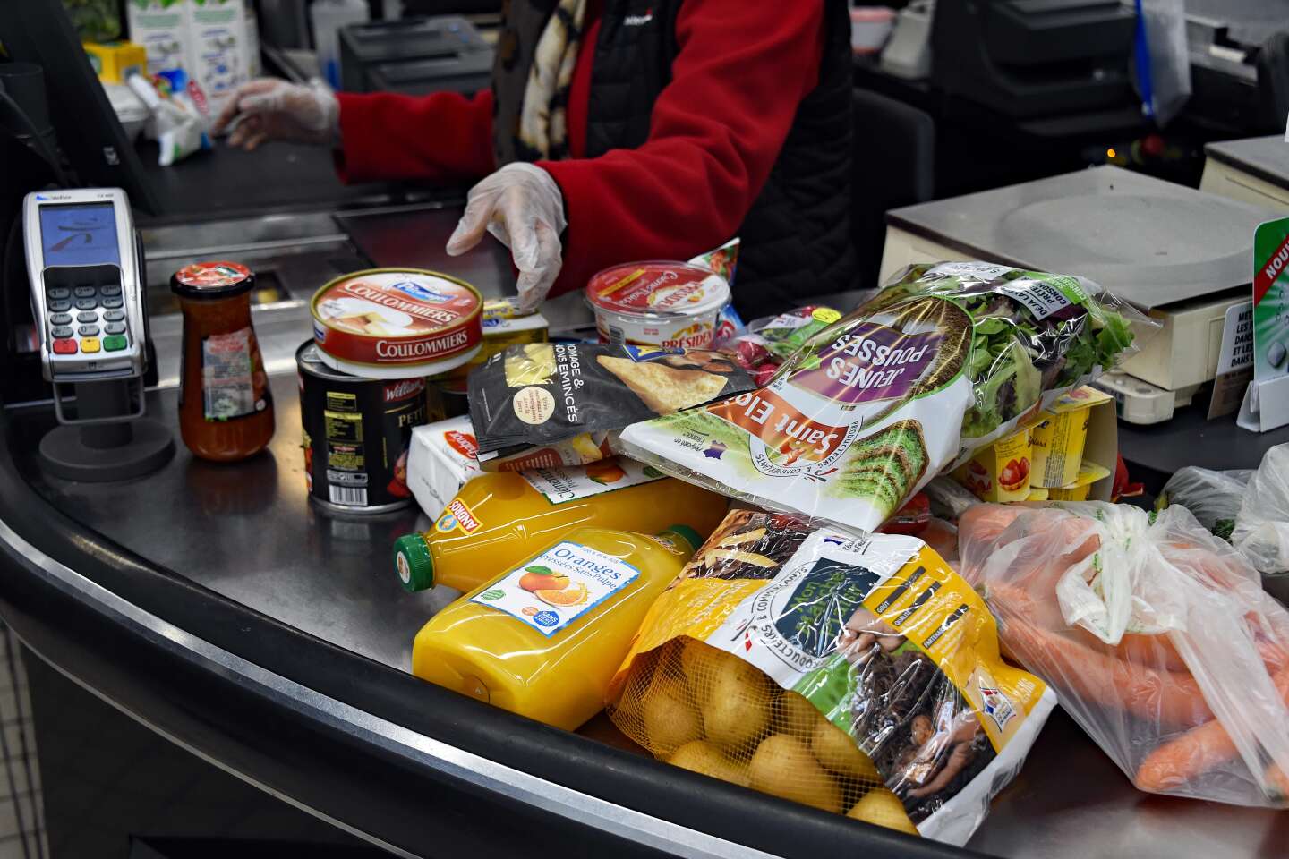 « Les gens n’en reviennent pas » : dans les supermarchés, les caissières aux premières loges de la flambée des prix
