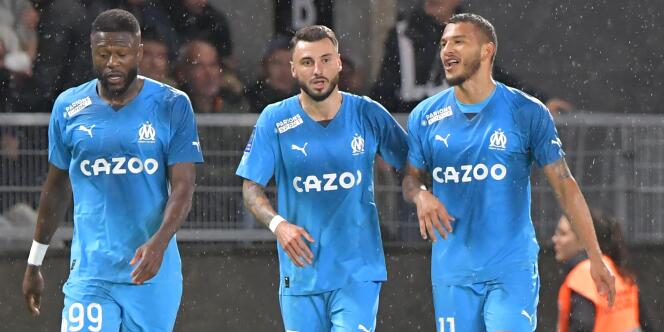 Marseille left-back Jonathan Clauss (center) celebrates with his teammates, Chancel Mbemba (left) and Luis Suarez (right) his goal - the first to his credit this season -, Friday, September 30, at the Raymond-Kopa stadium, in Angers.