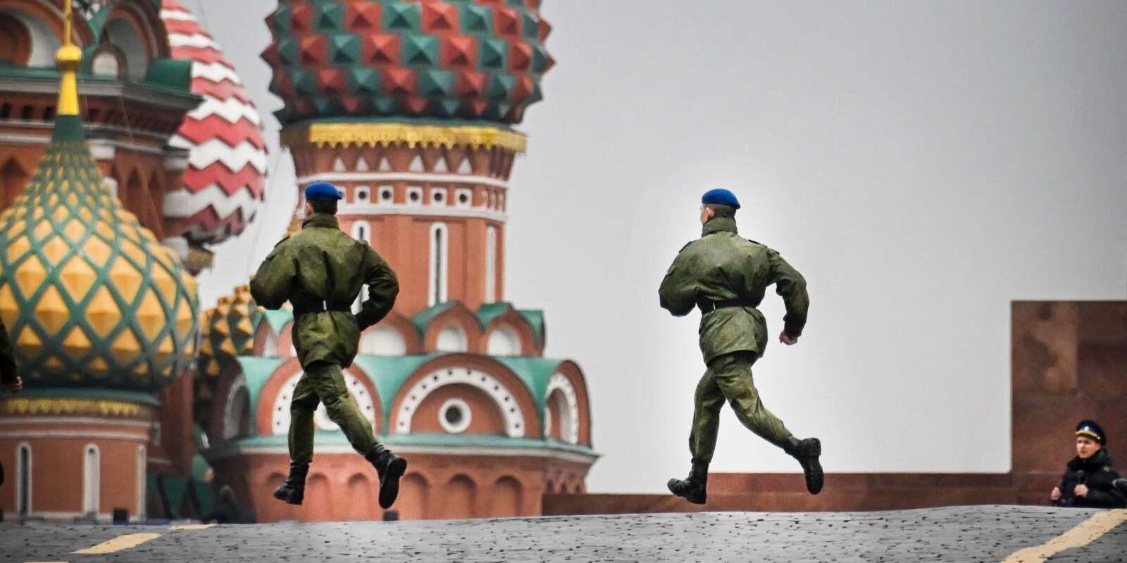 Des soldats russes courent le long de la place Rouge dans le centre de Moscou, le 29 septembre 2022, alors que la place est scellée avant une cérémonie d’incorporation des nouveaux territoires à la Russie.