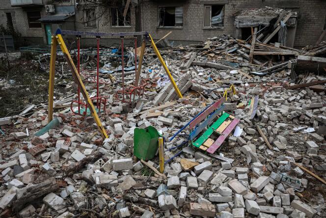 La cour d’un immeuble dévastée par des frappes à Sviatohirsk, dans la région de Donetsk, annexée par la Russie. Le 30 septembre 2022.