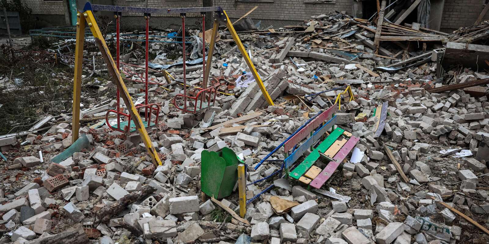 La cour d’un immeuble dévastée par des frappes à Sviatohirsk, dans la région de Donetsk, annexée par la Russie. Le 30 septembre 2022.