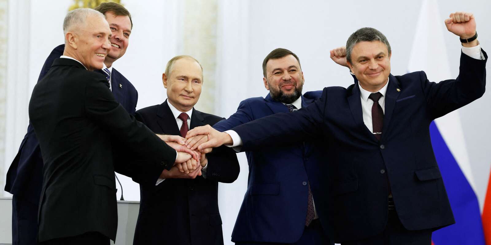 Vladimir Poutine et Denis Pushilin, Leonid Pasechnik, Vladimir Saldo, Yevgeny Balitsky, qui sont les dirigeants installés par la Russie dans les régions ukrainiennes, à Moscou, en Russie, le 30 septembre 2022.