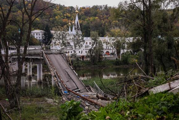 Un pont détruit près du monastère chrétien orthodoxe de la grotte de Sviatohirsk, dans la ville de Sviatohirsk, dans l’est de l’Ukraine, le 30 septembre 2022.