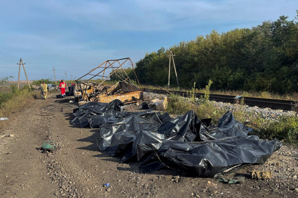Des sacs contenant les corps de civils tués près de Koupiansk sont rassemblés, dans la région de Kharkiv, en Ukraine, le 1er octobre 2022.
