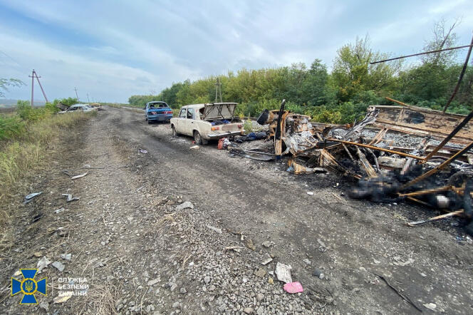 A corpse is seen next to a column of cars belonging to civilians.  The Security Service of Ukraine (SBU) said on Saturday that at least 20 people were killed when the Russian army fired on a civilian convoy in the “grey zone” between the controlled territories in late September by Russian and Ukrainian forces in late September.  east of the country.