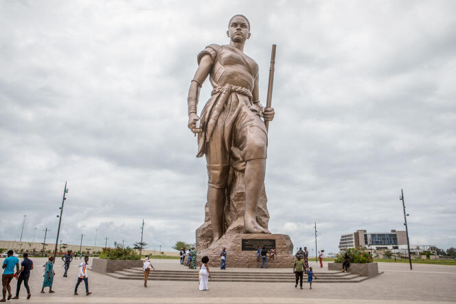 La statue d’une guerrière du Dahomey, haute de 30 mètres, à Cotonou, au Bénin, le 17 septembre 2022.