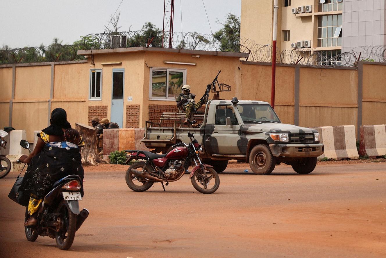 Soldaten werden op 30 september 2022 ingezet in de straten van Ouagadougou, waar veel wegen waren afgesloten.