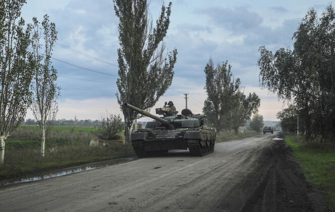 Ukrainian soldiers drive a tank towards Siversk near Lyman (Ukraine) on October 1, 2022.