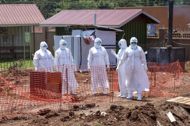 Des médecins de la section d’isolement Ebola de l’hôpital régional de Mubende, en Ouganda, le 29 septembre 2022.
