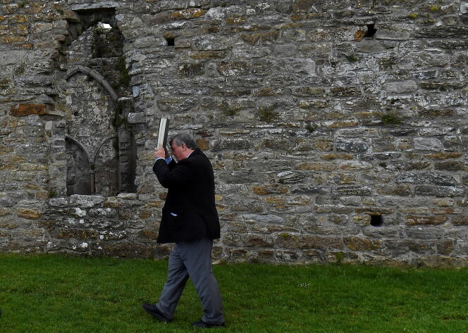 Dans les ruines du monastère de Clonmacnoise datant du VIe siècle, à Clonmacnoise, en Irlande, le 18 juin 2022. 