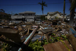 Une route recouverte de débris causés par le passage de l’ouragan Ian, à Fort Myers, en Floride, le 30 septembre 2022. 