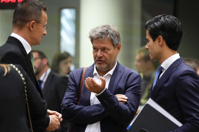 Le ministre allemand de l’économie, Robert Habeck (au centre), avec le ministre hongrois des affaires étrangères Peter Szijjarto (à gauche) et le ministre néerlandais du climat et de l’énergie, Rob Jetten, à Bruxelles, le 30 septembre 2022.
