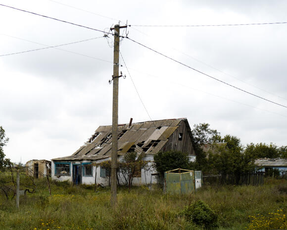 Une maison touchée par des bombardements russes à quelques kilomètres des forces russes, à la frontière entre la région de Mykolaïv et de Kherson, le 27 septembre 2022.