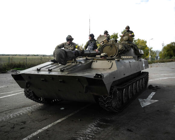 Des combattants de la 59e brigade motorisée sur un tank, au sud-est de Mykolaïv, le 29 septembre 2022.