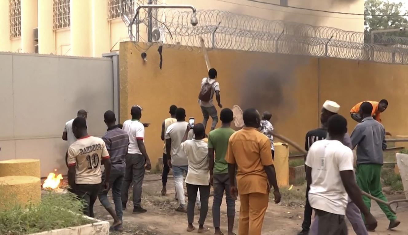 Capture d’une vidéo montrant des manifestants en colère devant l’ambassade de France, le 1er octobre 2022, à Ouagadougou, au Burkina Faso. (Photo AFPTV/Idrissa OUEDRAOGO/AFP)