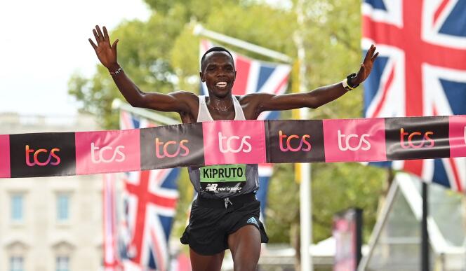 Le Kenyan Amos Kipruto remportant, dimanche 2 octobre, le marathon de Londres.