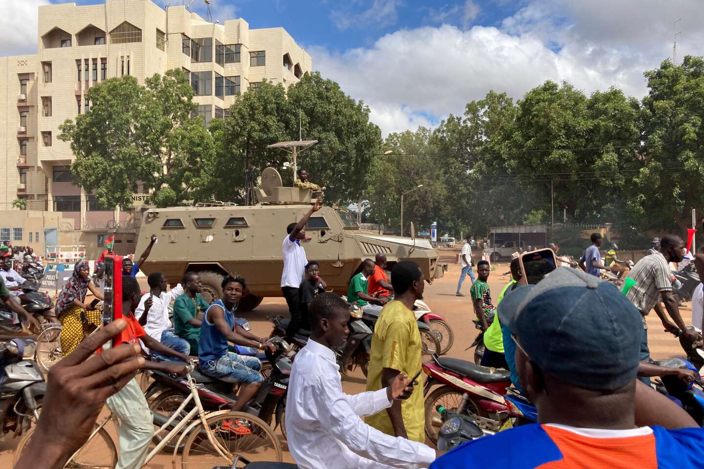 Au Burkina Faso, la confusion règne après un putsch militaire, des tirs de gaz lacrymogène près de l’ambassade de France