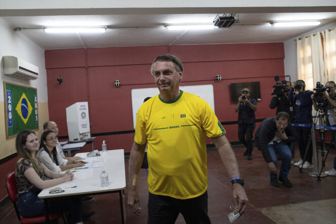 Presiden Brasil yang akan keluar Jair Bolsonaro di tempat pemungutan suara di Rio de Janeiro, 2 Oktober 2022.
