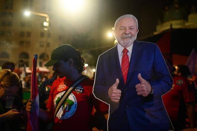 Pendukung kandidat Lula dalam pemilihan presiden Brasil, di Rio de Janeiro, 2 Oktober 2022. 
