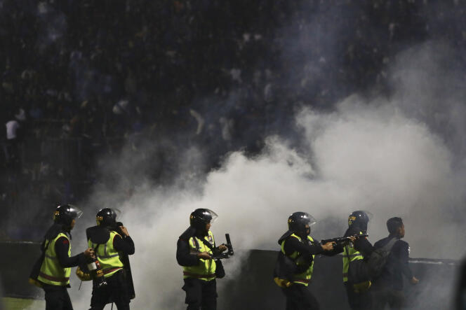 La policía indonesia dispara gases lacrimógenos en el estadio Kanjuruhan en Malang, Java Oriental, Indonesia, el 1 de octubre de 2022. 
