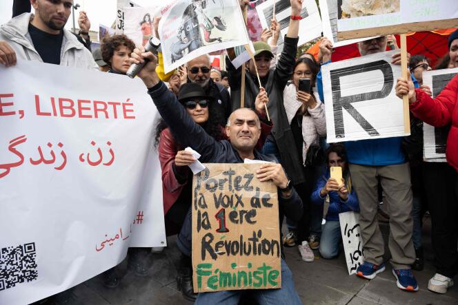 En varias ciudades del mundo, como aquí en París, los manifestantes se reunieron para denunciar la muerte de la iraní Mahsa Amini, detenida el 13 de septiembre en Teherán por “vestimenta inapropiada” por parte de la policía moral.