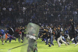 Des supporteurs envahissent le terrain dans le stade Kanjuruhan, à Malang, dans l’est de Java, en Indonésie, le 1er octobre 2022. 