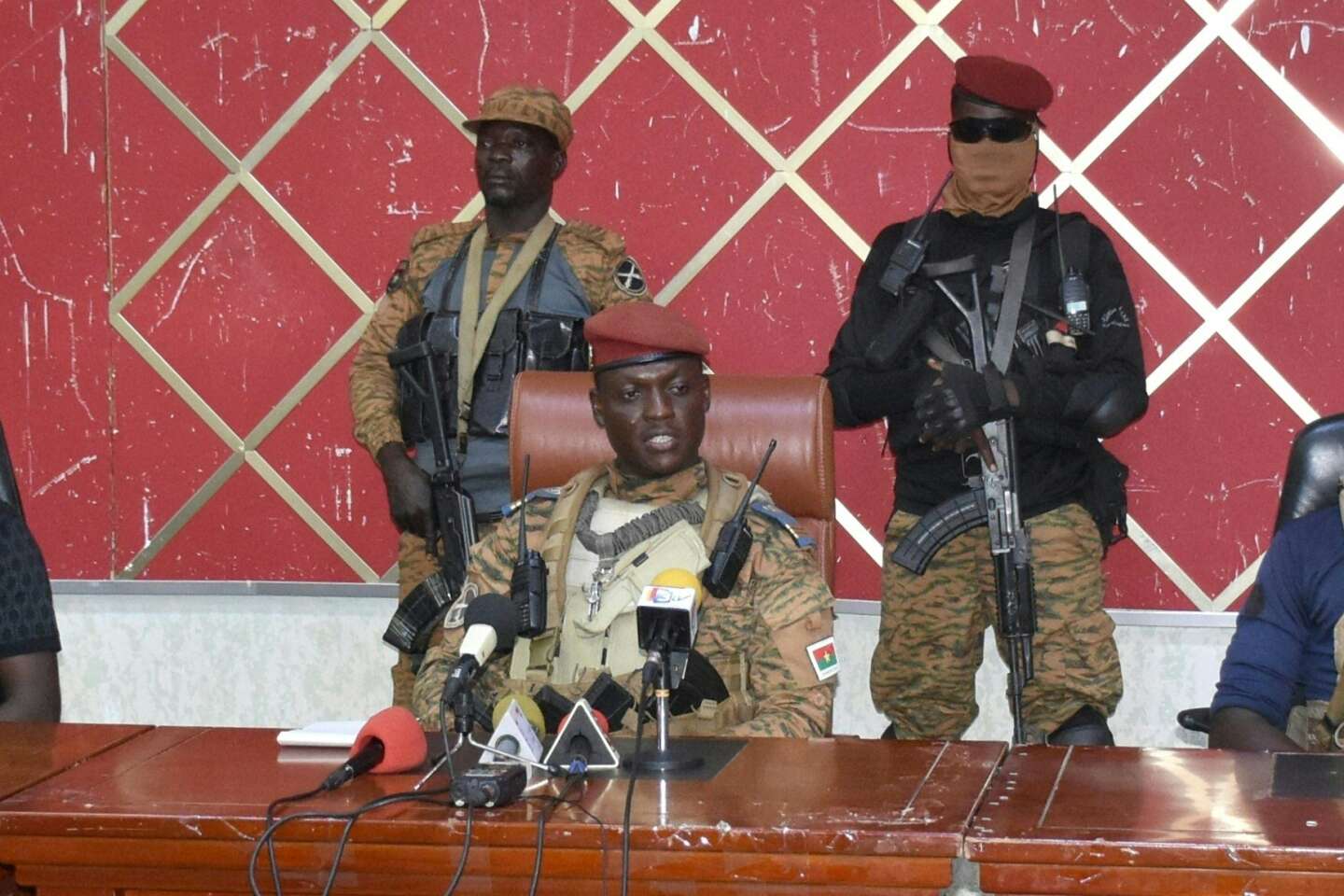Au Burkina Faso, le putschiste Paul-Henri Damiba renversé, la France attaquée